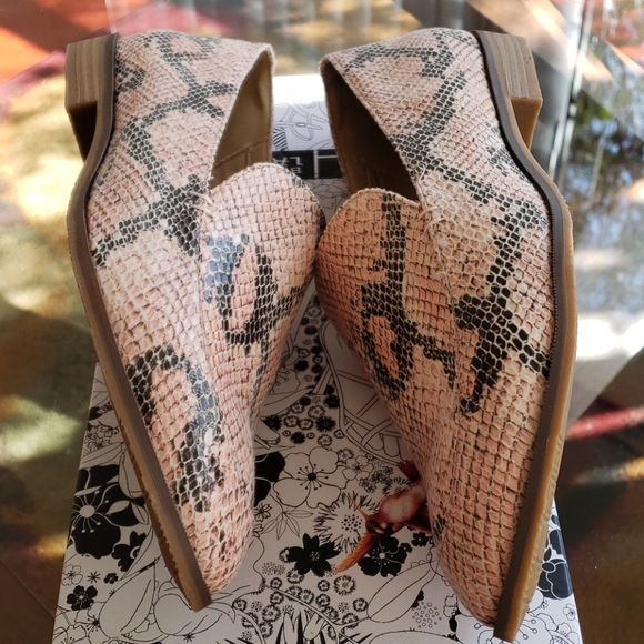 WOMENS FRANCIE LOAFER By CL LAUNDRY SNAKE BLUSH SHOES SIZE 10 - Picture 6 of 13